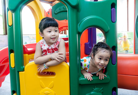 Bé Tuệ Lâm, con bố Trương Anh Tú và bé Uyển Chi, con mẹ Nguyễn Thị Mai Phương hào hứng vui chơi trong kì nghỉ của FPT IS CC.
