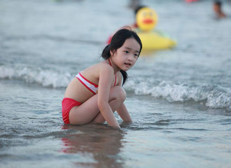 Bé Ngọc Lam (2007), con gái anh Trần Tuấn Cường, ĐH FPT duyên dáng và xinh đẹp như thiếu nữ trong kì nghỉ hè cùng cơ quan bố.