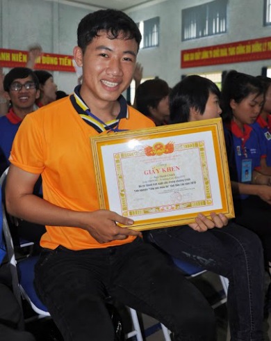 Ngô Hạnh Chinh, sinh viên ngành Marketing - Bán hàng, vui sướng vì được vinh danh là chiến sĩ xuất sắc của chương trình. Ảnh: Tường Vi.