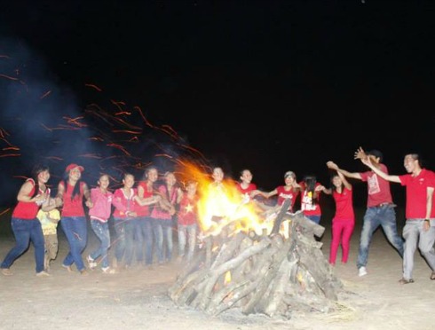 Người dân xã Suối Cao cùng hòa lửa trại với sinh viên tình nguyện FPT. Không những thế, thanh niên trong xã còn tập luyện những điệu dân vũ tặng đoàn sinh viên.