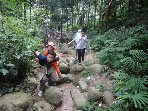 Sáng ngày 14/7, nhóm sinh viên cùng trải nghiệm chinh phục núi Chứa Chan - Gia Lào, thuộc huyện Xuân Lộc - tỉnh Đồng Nai.