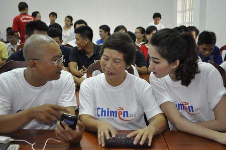 Từ trái qua: Anh Vương Đăng Minh, Chủ tịch Vicongdong; chị Trương Thanh Thanh, GĐ Trách nhiệm xã hội FPT và Sứ giả Chim Én 2013 Hoa hậu Thu Thảo cùng trao đổi trước