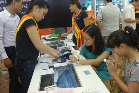 Trong ngày khai trương hằng trăm lượt khách đã đến tham quan và mua hàng.