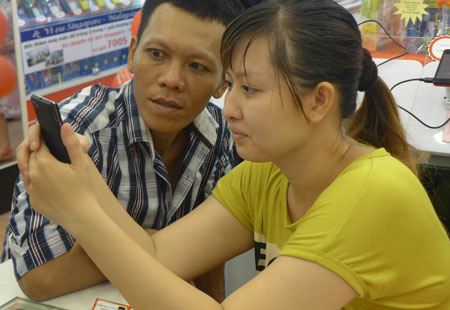 Khách hàng trải nghiệm sản phẩm.