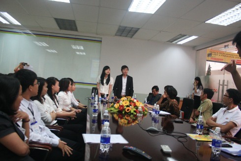 Trần Mai Ngân (GĐ Truyền thông) và Nguyễn Võ Minh Khoa (GĐ Kinh doanh) giới thiệu công ty với các khách tham dự lễ ra mắt.