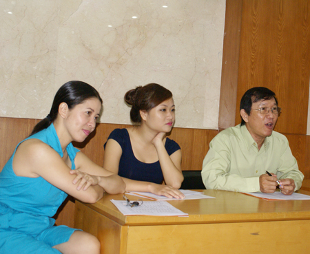 Ban giám khảo gồm: Chị Vân Hải (áo xanh), chị Phùng Hoài Ninh và nhạc sỹ Nguyễn Đức Trung. Các thành viên Ban giám khảo nhiệt tình nhận xét và góp ý sau những phần thể hiện của các