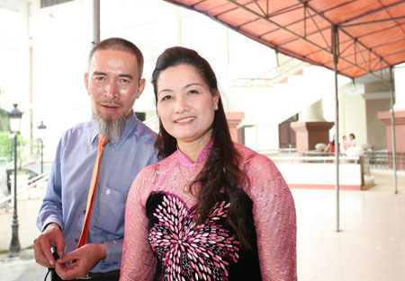Vợ chồng anh Đinh Chí Kiên trong đám cưới con gái lớn. Anh vẫn chọn cuộc sống xa nhà khi làm việc tại FPT, chỉ tranh thủ thời rỗi mới về quê thăm gia đình.