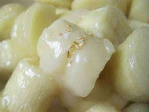 Khoai mì hấp nước cốt dừa được xem là món ăn khoái khẩu của rất nhiều chị em phụ nữ. Có lẽ vì cái vị bùi bùi, dẻo dai của khoai mì, cộng thêm vị béo của nước cốt dừa hoa quyện vào nhau tạo thành món ăn ngon tuyệt, không thề nào cưỡng lại.