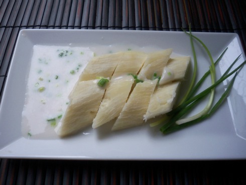 Khoai mì luộc lá dứa thì không quá phức tạp, cầu kì nhưng những củ khoai mì luộc lên cùng lá dứa lại có sức hấp dẫn đến lạ lùng. Khoai mì luộc được chia thành hai loại, khoai mì bột và khoai mì dẻo. Khoai mì được gọt vỏ, rửa thật sạch, sau đó đem hấp lên cùng lá dứa (ngoài Bắc gọi là lá cơm nếp).