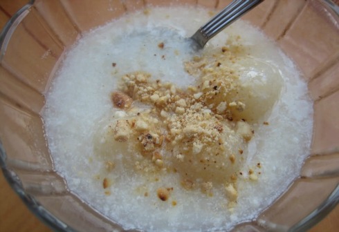 Chè khoai mì có hình dáng như chè trôi nước bởi những viên chè tròn tròn, được nấu cùng nước cốt dừa và được rắc mè rang lên trên.