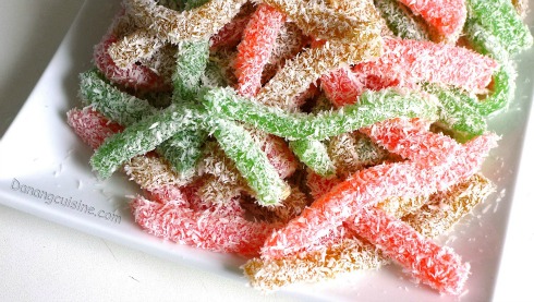 Bánh tằm khoai mì là món ăn dân dã, gắn liền với tuổi thơ của nhiều người, chúng có mặt không chỉ làng quê và còn ở các các đô thị, thành phố lớn. Cũng giống nhiều món ăn khác, để làm món này người ta phải mài khoai mì ra thật nhuyễn, sau đó khoai mì được tạo dáng thành từng sợi, giống như sợi bánh canh.