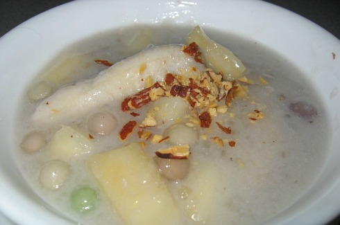 Chè chuối chưng khoai mì là món ăn khoái khẩu của rất nhiều người bởi sự đơn giản từ cách làm cho đến nguyên liệu, chỉ cần có một nải chuối, cùng vài củ khoai mì, nước cốt dừa, bột báng, đậu phộng là bạn đã có ngay nồi chè chuối chưng khoai mì ngon tuyệt.