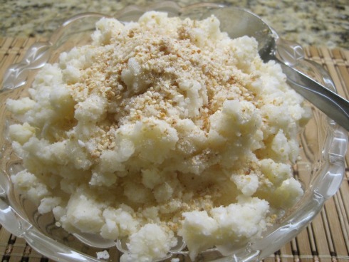 Khoai mì chà bông ngon nhờ vị đường hòa trộn cùng vị muối, mè rang vàng tạo thành mùi vị dân dã, lạ miệng cho món ăn. Nhiều người thích dùng muỗng để ăn món này nhưng người khác lại thích vo tròn lại giống như ăn xôi.