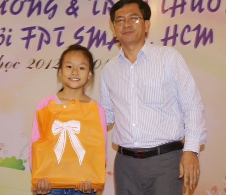 Anh Nguyễn Quốc Hùng, Phó TGĐ FPT IS HCM, trao giải Ba