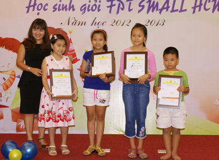 Chị Nguyễn Thị Hữu Quyên, Phó GĐ FPT Telecom HCM, trao giải cho các bé đoa