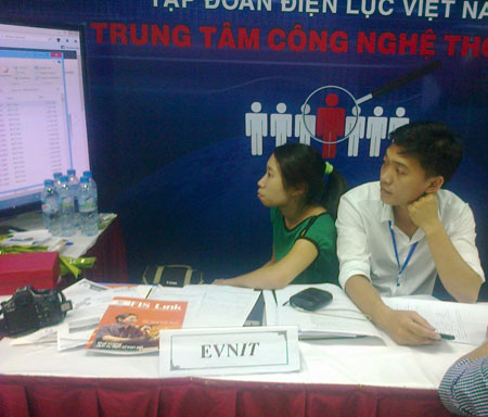 Anh Nguyễn Trung Đức, đại diện phòng nhân sự của EVN đang rà soát lại thông tin ứng viên. Ảnh: Nguyễn Nhàn