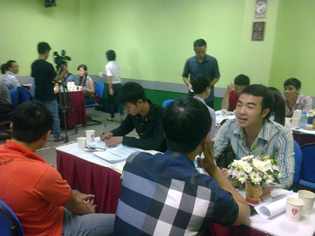 Phỏng phỏng vấn của Viettel rất đông các sinh viên ứng tuyển. Ảnh: Nguyễn Nhàn