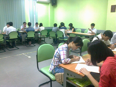 Phỏng phỏng vấn của FPT Spofware luôn rất đông các ứng viên tham gia phỏng vấn. Ảnh: Nguyễn Nhàn