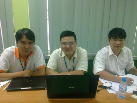 Anh La Quang Vinh (ngoài cùng, bên trái) cùng các chuyên viên khác của Fsoft tham gia phỏng vấn. Ảnh: Nguyễn Nhàn