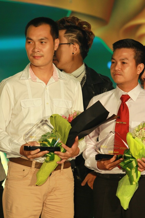 Anh Linh (phải) và anh Quyền đại diện cho nhà trợ chính nhận kỷ niệm chương. Ảnh: Tùy Phong