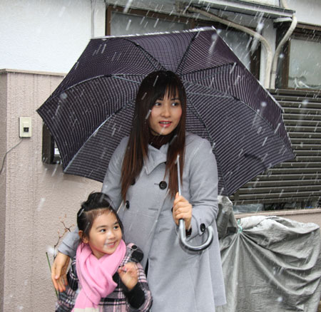 Bé Gia Linh (2006), con gái chị Nguyễn Thị Hải Yến hiện đang học tiểu học tại Nhật. Ảnh chụp trong lần chị Yến đưa bé đi học dưới trời mưa tuyết.