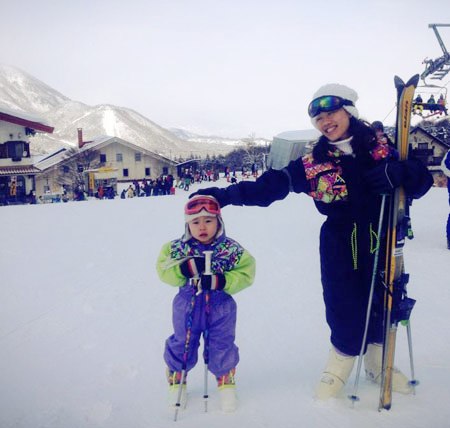 Bé Mít, con trai chị Đào Hoàng Việt Anh đi trượt tuyết cùng mẹ. Cậu bé tỏ ra khá căng thẳng nhưng vô cùng đáng yêu trong bức ảnh này.