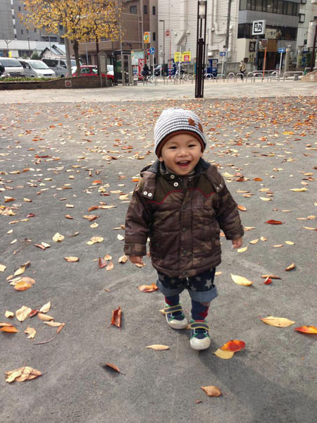Con trai của anh Nguyễn Hải Dương, FPT Japan tỏ ra vui thích khi được đi chơi tại con đường