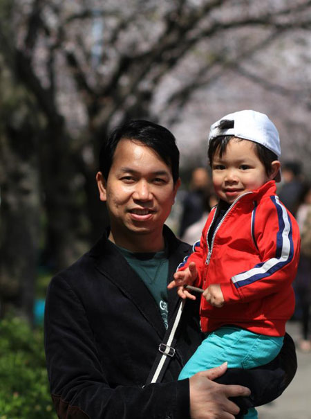 Anh Nguyễn Việt Vương cùng con trai ngắm hoa anh đào trên con phố đông đúc tại Nhật.
