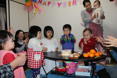 Sinh nhật của một FPT small tại Nhật. Buổi tiệc nhỏ rất ấm cúng trong gian phòng rất đặc trưng cho cuộc sống của các onsiter tại đất nước mặt trời mọc.
