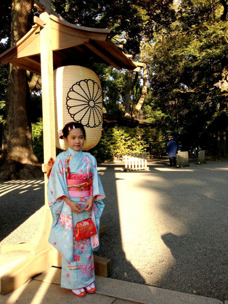 Bé Khánh Linh, con gái lớn chị Phạm Thị Quỳnh Như sinh ra tại Osaka và lớn lên tại Tokyo nơi mẹ đang làm việc. Trong ngày mùng 1 Tết Dương lịch (Tết truyền thống của Nhật Bản), bé Linh rất đáng yêu và xinh đẹp khi đi lễ chùa cầu mày cùng gia đình.