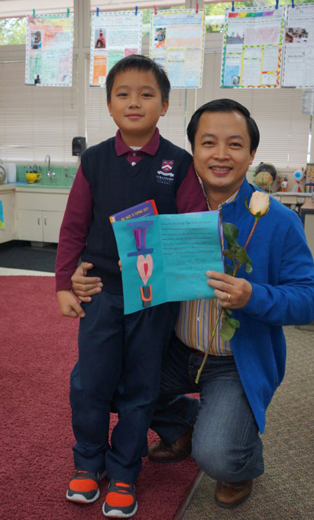 Anh Bùi Hoàng Tùng nhận quà thay cho vợ đi công tác từ cậu con trai đáng yêu trong Mother's Day vừa qua.