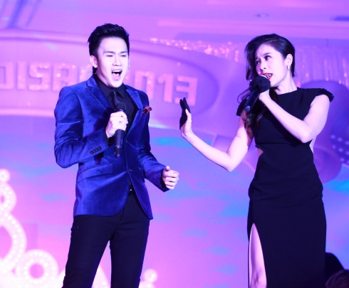 Nam ca sĩ Dương Triệu Vũ và diễn viên Thanh Thúy, cặp đôi Quán quân của Cặp đôi hoàn hảo năm nay, gửi đến bài hát đầy sôi động trong bộ trang phục lịch lãm.