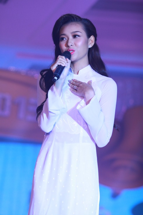 Miss Ngôi Sao 2012 Bích Khanh cũng tham gia trình diễn tại đêm gala. Cô mang đến bài hát đầy chất học trò cùng tà áo trắng muốt. Theo Khanh, danh hiệu Miss Ngôi Sao đã cho cô cả được và mất.