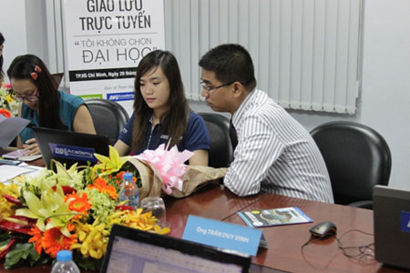Anh Trần Duy Vinh đang tư vấn trực tuyến cho các bạn sinh viên. Ảnh: VTC.