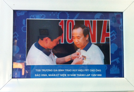 Trao tặng huy hiệu FPT cho chú Đào Vinh, nguyên Trưởng Ban Đảm bảo Chất lượng (FQA), nhân kỷ niệm 10 năm thành lập FPT. Ảnh: C.T.