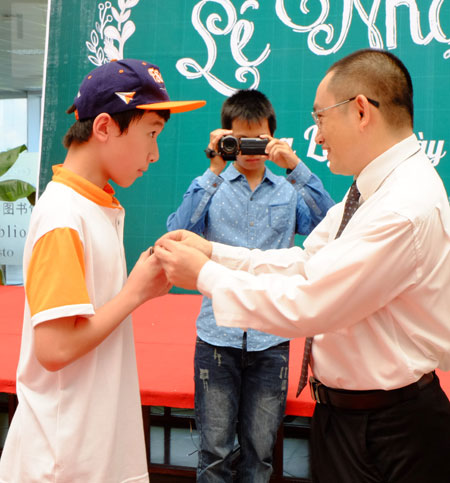 Thầy Hiệu trưởng trường THPT FPT chào đón và trao biển tên cho học sinh. Ảnh: Lâm Thao.