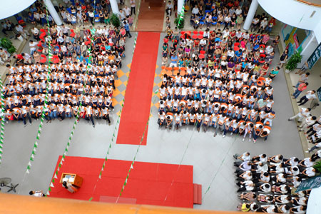 Toàn cảnh lễ nhập trường của học sinh lớp 10 khóa đầu tiên trường THPT FPT. Ảnh: Lâm Thao.