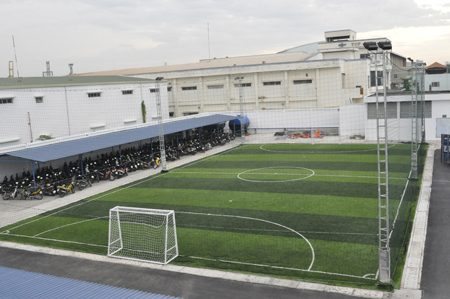 Sân bóng mới xây dựng của FPT Telecom. Ảnh: V.N.