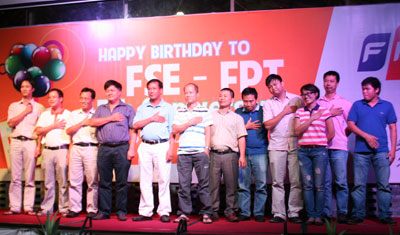 Hoàn thành vượt mức kế hoạch lợi nhuận của cả năm 2013 chỉ trong 6 tháng là món quà sinh nhật ý nghĩa của FPT IS FSE. Ảnh: Hoàng Thuận.