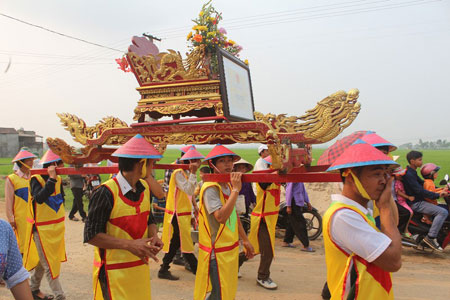 Ngày hội chính là ngày 6/1. Dân làng đưa kiệu rước quanh làng và tiến hành tế lễ trong Chùa.