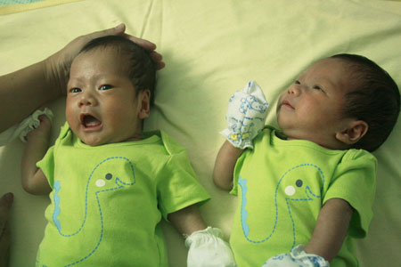 Hai bé trai con chị Trịnh Thanh Hà, FPT Software mới chào đời tháng 7/2013 nhưng sau một tháng thì mỗi bé đều thể hiện cá tính riêng. Anh Chũn rát khó tính, ưa nịnh, nhưng lại nhanh nhạy trong khi em Chĩn chỉ háu ăn, háu ngủ và rất dễ tính.
