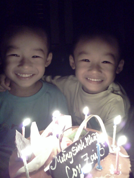Khoảnh khắc lung linh trong sinh nhật của hai bé trai Gia Hưng và Gia Huy con anh Trần Công Lộc, FPT Telecom.