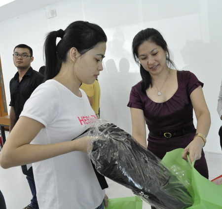 Chị Trần May Thy, Chánh Văn phòng, FPT HCM, hỗ trợ đồng nghiệp cho quà vào túi.
