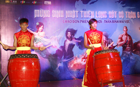 Khai màn là những hồi trống