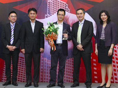 PTGĐ FPT IS Phùng Việt Thắng (giữa) nhận giải thưởng của Oracle. Ảnh: Oracle.