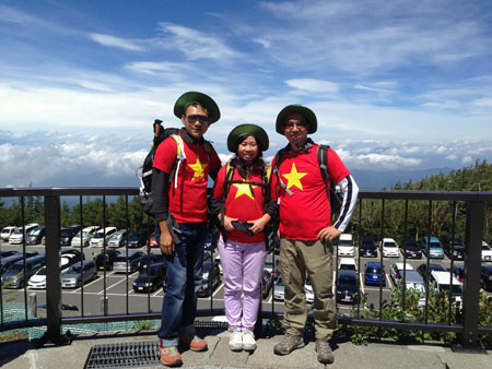 Tham gia leo núi cùng các anh em nhân viên FPT Japan còn có chị Bùi Hồng Liên (giữa), nguyên TGĐ FPT Software.