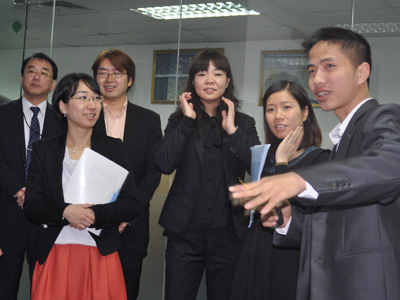 Đại diện của Green IT thăm Data Center của FPT Telecom. Ảnh: C.T.