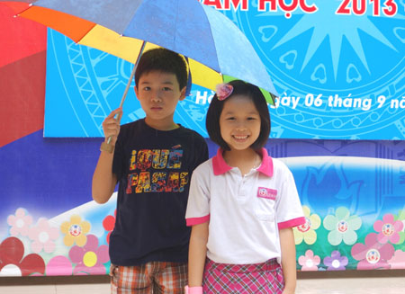 Con gái chị Đàm Thị Ngọc Huyền, FPT Online rất vui tươi trong lễ khai giảng tại trường tiểu học Lê Văn Tám, Hà Nội. Cô bé còn được anh trai che ô và chụp ảnh chung. Anh trai tỏ ra rất người lớn và lo lắng cho cô em bé nhỏ khi vào lớp 1.