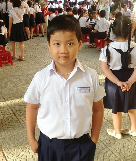 Cậu bé Trịnh Lương Hiếu, con trai chị Trần Hoàng Anh, FPT Software Đà Nẵng rất xinh trai và chững chạc trong ngày khai giảng. Cậu bé tỏ ra rất người lớn và không muốn mẹ dắt vào lớp vì