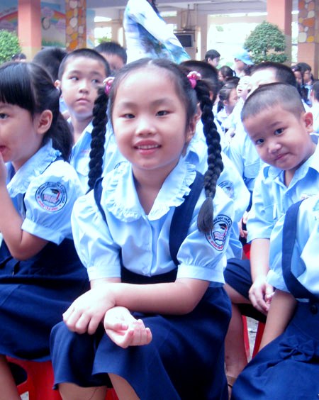 Bé Nguyễn Lê Bảo Hân, Sunny, một FPT small của FPT IS rất vui vì vào lớp 1 có nhiều bạn mới. Cô bé thích trình thời trang và hát múa.